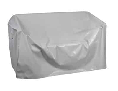 La imagen muestra una funda protectora gris para sofá, hecha de un material impermeable, el accesorio para muebles de exterior perfecto para proteger tus espacios exteriores