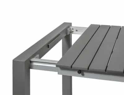 Se observa el borde de una mesa eztensible, mostrando como se puede extender para hacerla mas grande