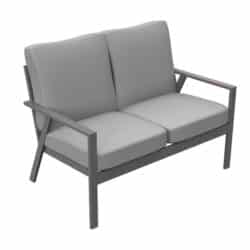 La imagen muestra un sofá moderno de dos plazas con estructura de metal pintado en gris oscuro y cojines en tonos neutros grises. El diseño es minimalista y funcional