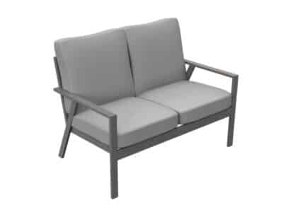 La imagen muestra un sofá moderno de dos plazas con estructura de metal pintado en gris oscuro y cojines en tonos neutros grises. El diseño es minimalista y funcional