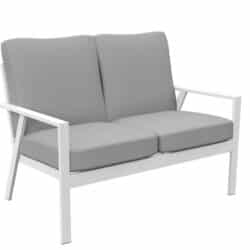La imagen muestra un sofá moderno de dos  plazas con estructura de metal pintado en blanco y cojines en tonos neutros grises. El diseño es minimalista y funcional