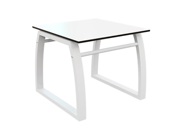 L'image montre une table moderne avec un design minimaliste. La table a une surface carrée blanche et des pieds constitués de deux pièces incurvées de matériau blanc, qui se rejoignent en bas pour former une structure stable.