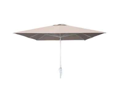 La imagen muestra un parasol de color avena El parasol tiene un diseño clásico . Está sostenida por un mástil delgado y metálico. La tela de la sombrilla parece resistente y adecuada para proporcionar sombra en exteriores.Ideal para parasoles comerciales para restaurantes.