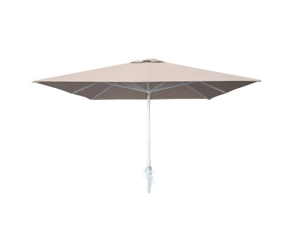 La photo montre un parasol de couleur avoine. Le parasol a un design classique. Il est soutenu par un mât métallique fin. Le tissu du parapluie semble robuste et convient pour fournir de l'ombre à l'extérieur. Idéal pour les parasols de restaurants commerciaux.