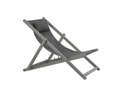Cadira plegable de disseny minimalista de color gris fosc, amb estructura de fusta i seient de tela resistent, aïllada sobre fons blanc