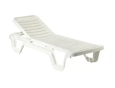 Tumbona de resina Lola T con diseño de listones horizontales y estructura estable para exteriores sobre fondo blanco. La tumbona es de color blanco. Forma parte de la gama de tumbonas de resina de la marca Balliu