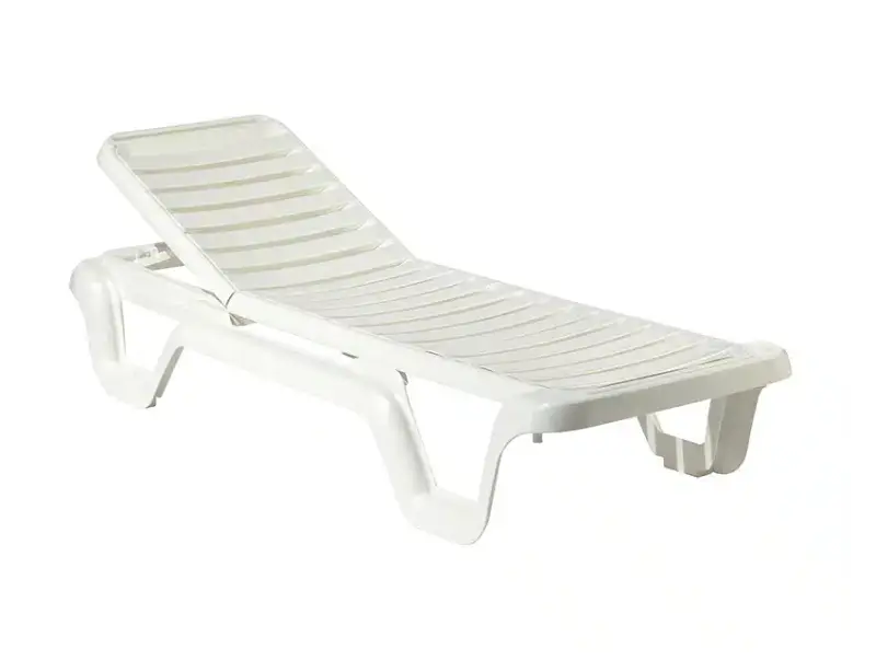 Tumbona de resina Lola T con diseño de listones horizontales y estructura estable para exteriores sobre fondo blanco. La tumbona es de color blanco. Forma parte de la gama de tumbonas de resina de la marca Balliu
