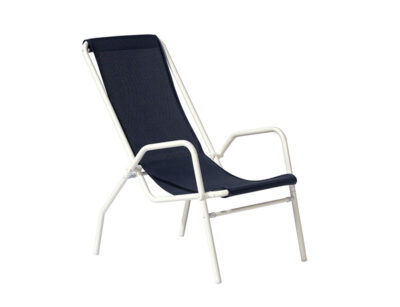 Mini tumbona plegable de diseño minimalista en color natural, con estructura de madera y asiento de tela resistente, aislada sobre fondo blanco