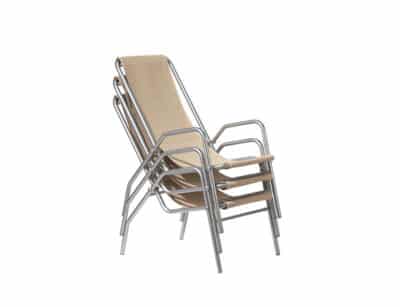 Apilamiento de cuatro sillas plegables de tela beige con marcos de aluminio plateado, destacando un diseño que ahorra espacio, adecuado para eventos o uso personal