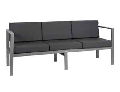 La imagen muestra un sofá moderno de tres plazas con estructura de pintada en aluminio y cojines en color gris oscuro. El diseño es minimalista y funcional. El sofa se presenta sobre un fondo blanco