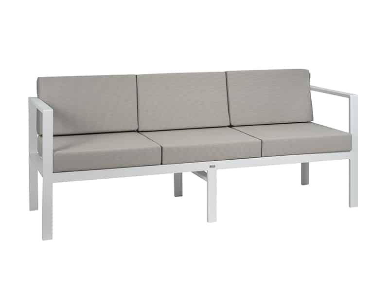 La imatge mostra un sofà modern de tres places amb estructura de pintada en blanc i coixins de color natural. El disseny és minimalista i funcional. El sofa es presenta sobre un fons blanc