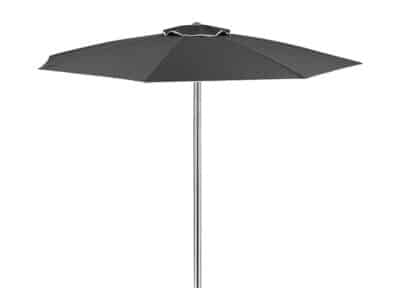 La imatge mostra un para-sol de color gris fosc. El para-sol té un disseny clàssic. Està sostinguda per un pal prim i metàl·lic. La tela del para-sol sembla resistent. Ideal per a para-sols comercials per a restaurants