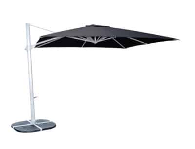 Elegant para-sol de jardí de grans dimensions, color negre, amb estructura i base metàl·liques robustes, desplegada per oferir una àmplia ombra, ideal com a para-sol comercial per a restaurants