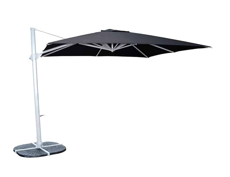 Elegant para-sol de jardí de grans dimensions, color negre, amb estructura i base metàl·liques robustes, desplegada per oferir una àmplia ombra, ideal com a para-sol comercial per a restaurants