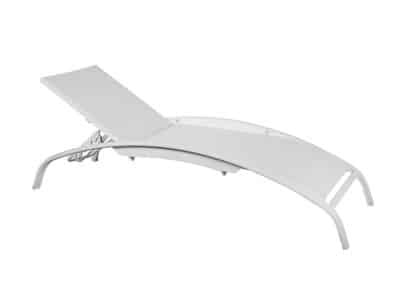 La imatge mostra una moderna gandula blanca amb respatller ajustable i un disseny elegant i corb. La gandula està col·locada contra un fons clar i simple, cosa que ressalta les seves línies netes i estil contemporani.