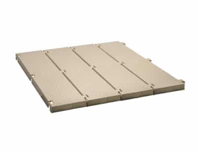 Pasarela de playa modular color arena, formada por 4 paneles rectangulares con superficie estriada y bordes con encajes para interconexión. Complemento ideal para espacios exteriores y accesorios para muebles de exterior.