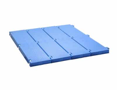 Pasarela de playa modular color azul, formada por 4 paneles rectangulares con superficie estriada y bordes con encajes para interconexión. Complemento ideal para espacios exteriores y accesorios para muebles de exterior.