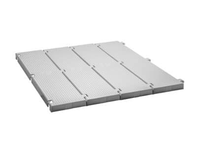 Pasarela de playa modular color blanco, formada por 4 paneles rectangulares con superficie estriada y bordes con encajes para interconexión. Complemento ideal para espacios exteriores y accesorios para muebles de exterior.