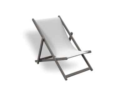 Mini gandula plegable de disseny minimalista en color blanc, amb estructura de fusta i seient de tela resistent, aïllada sobre fons blanc