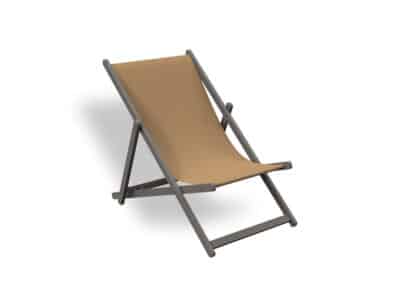 Mini gandula plegable de disseny minimalista en color sorra, amb estructura de fusta i seient de tela resistent, aïllada sobre fons blanc
