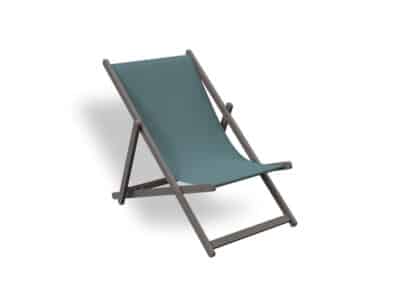 Mini gandula plegable de disseny minimalista en color blau acer, amb estructura de fusta i seient de tela resistent, aïllada sobre fons blanc