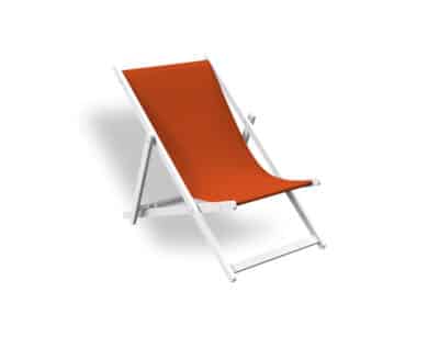 Mini gandula plegable de disseny minimalista en color taronja, amb estructura de fusta i seient de tela resistent, aïllada sobre fons blanc