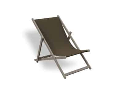 Mini gandula plegable de disseny minimalista en color caputxí, amb estructura de fusta i seient de tela resistent, aïllada sobre fons blanc
