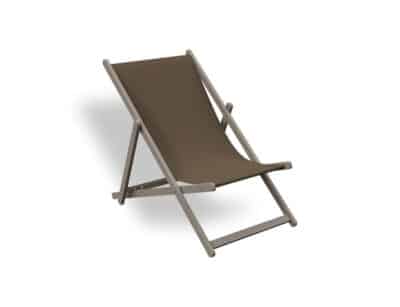 Mini gandula plegable de disseny minimalista en color marró fosc, amb estructura de fusta i seient de tela resistent, aïllada sobre fons blanc