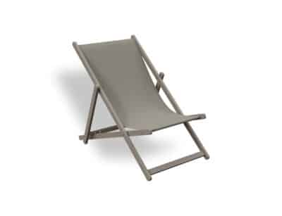 Mini gandula plegable de disseny minimalista en color cendra, amb estructura de fusta i seient de tela resistent, aïllada sobre fons blanc