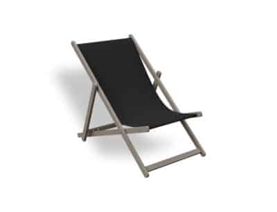 Mini gandula plegable de disseny minimalista en color gris fosc, amb estructura de fusta i seient de tela resistent, aïllada sobre fons blanc