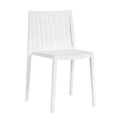 Una silla moderna de diseño minimalista, de color blanco, con respaldo de lamas verticales y cuatro patas. La silla está colocada contra un fondo claro y liso, lo que resalta sus líneas limpias y su estética contemporánea