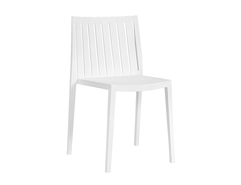 Una cadira moderna de disseny minimalista, de color blanc, amb respatller de lamel·les verticals i quatre potes. La cadira està col·locada contra un fons clar i llis, cosa que ressalta les seves línies netes i la seva estètica contemporània