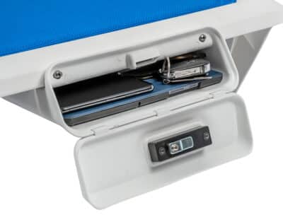 Caja de seguridad para tumbona, un indispensable complemento diseñado para resguardar tus objetos, se muestra con artículos en su interior.