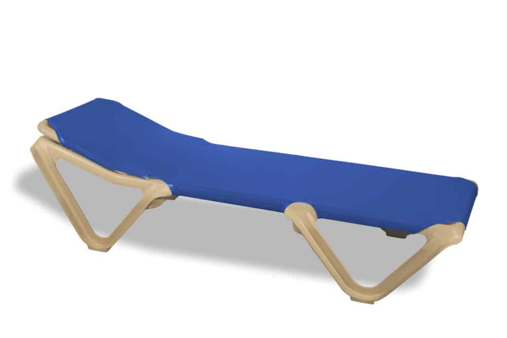 Beach sun lounger with sand-coloured structure and blue fabric, ideal for outdoor areas and open-air rest areas