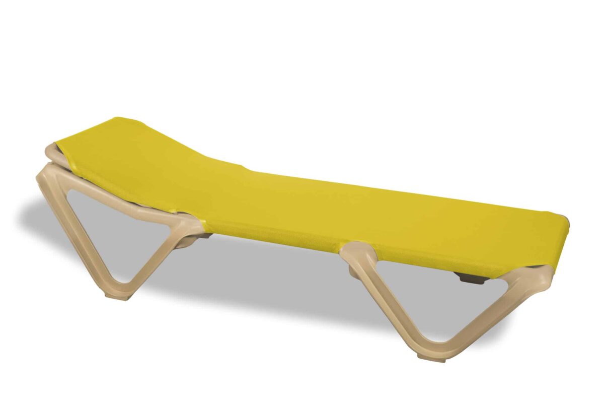 Tumbona de playa con estructura en color arena y tejido color amarillo, ideal para exteriores y zonas de descanso al aire libre