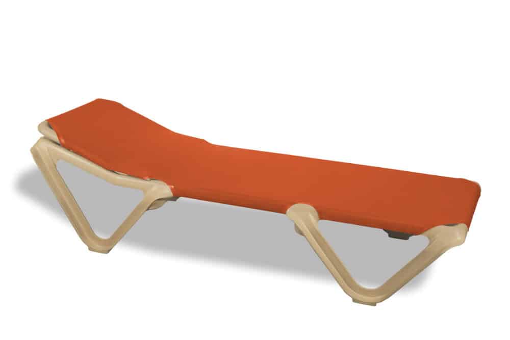 Beach sun lounger with sand-coloured structure and dark brown fabric, ideal for outdoor areas and outdoor relaxation areas