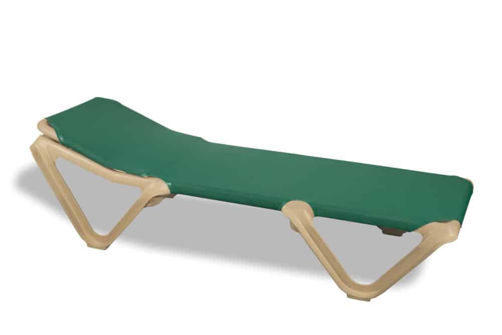 Beach sun lounger with sand-coloured structure and light green fabric, ideal for outdoor areas and outdoor relaxation areas