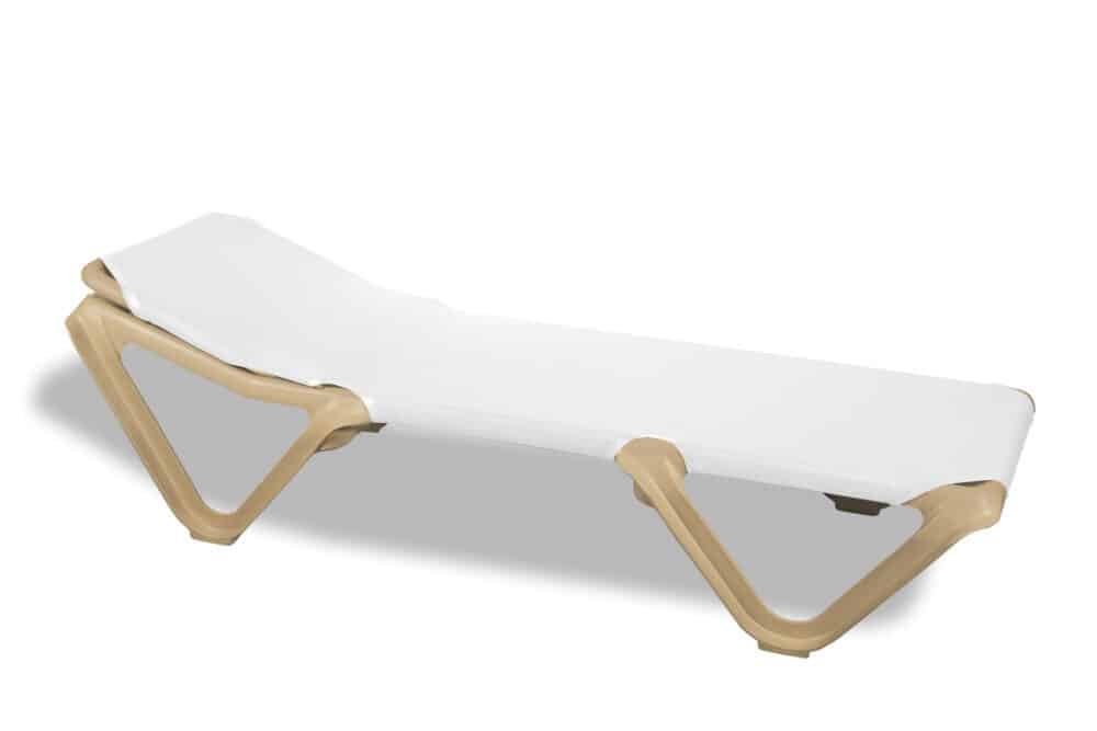 Beach sun lounger with sand-coloured structure and white fabric, ideal for outdoors and open-air rest areas