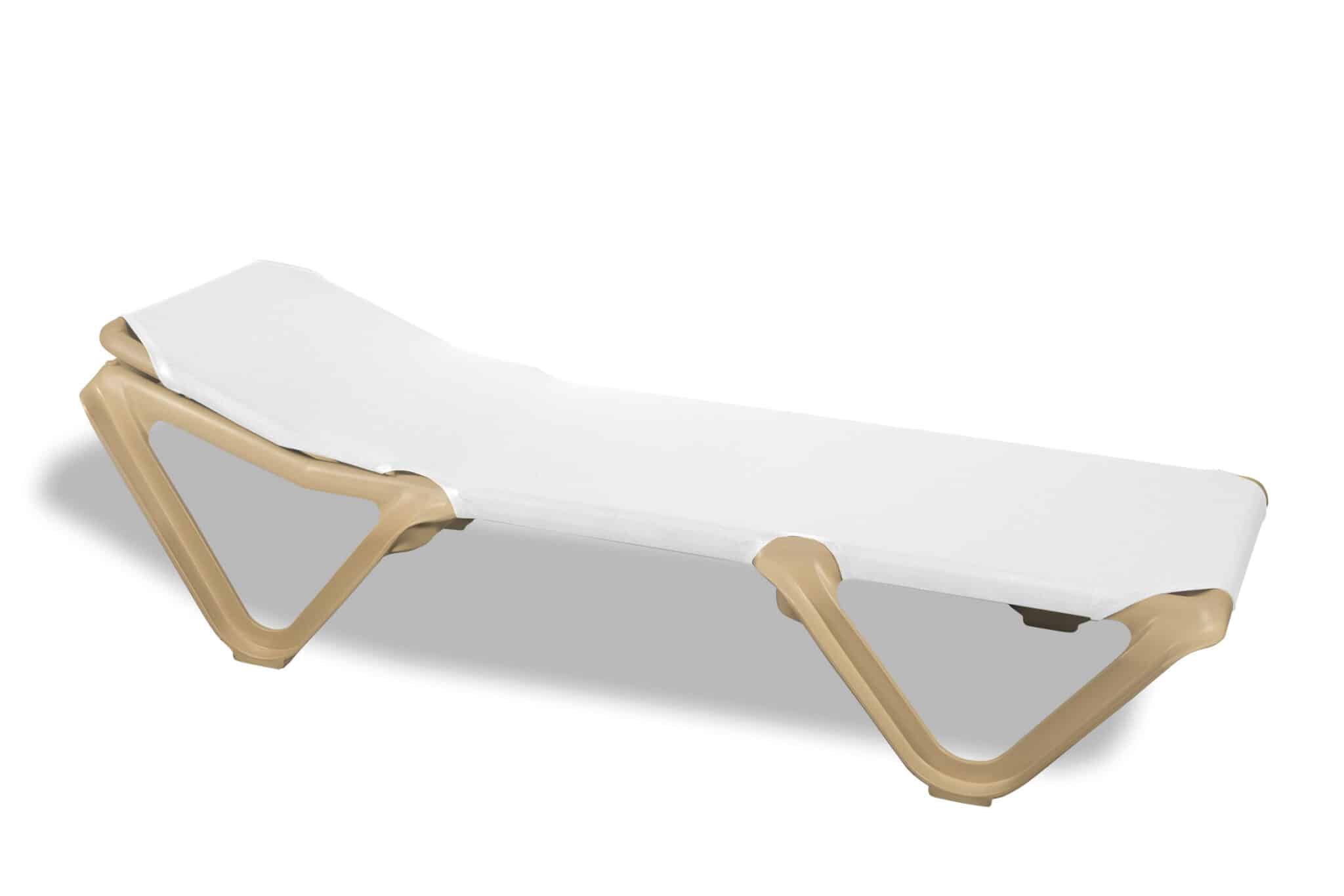 Transat de plage avec structure couleur sable et tissu blanc, idéal pour l'extérieur et les espaces de repos extérieurs