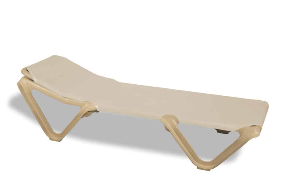Beach sun lounger with sand-coloured structure and natural-coloured fabric, ideal for outdoors and open-air rest areas
