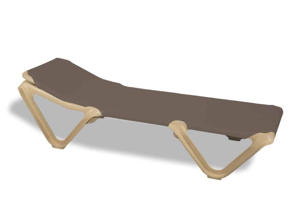 Beach sun lounger with sand-coloured structure and cappuccino-coloured fabric, ideal for outdoor areas and open-air rest areas