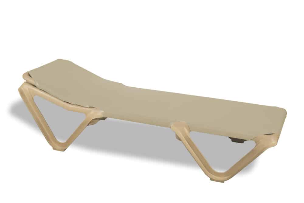 Beach sun lounger with sand-coloured frame and khaki-coloured fabric, ideal for outdoor areas and open-air rest areas