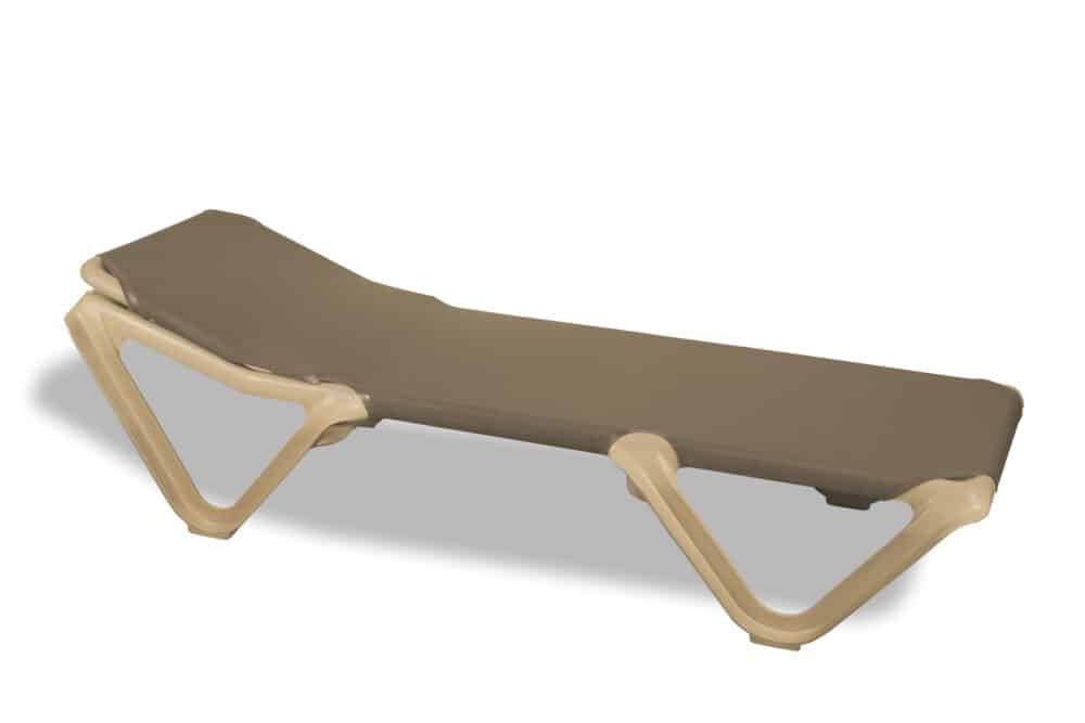 Beach sun lounger with white frame and blue fabric, ideal for outdoor and outdoor rest areas