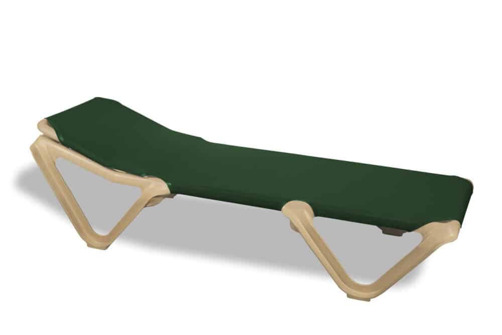 Beach sun lounger with sand-coloured structure and dark green fabric, ideal for outdoor areas and open-air rest areas