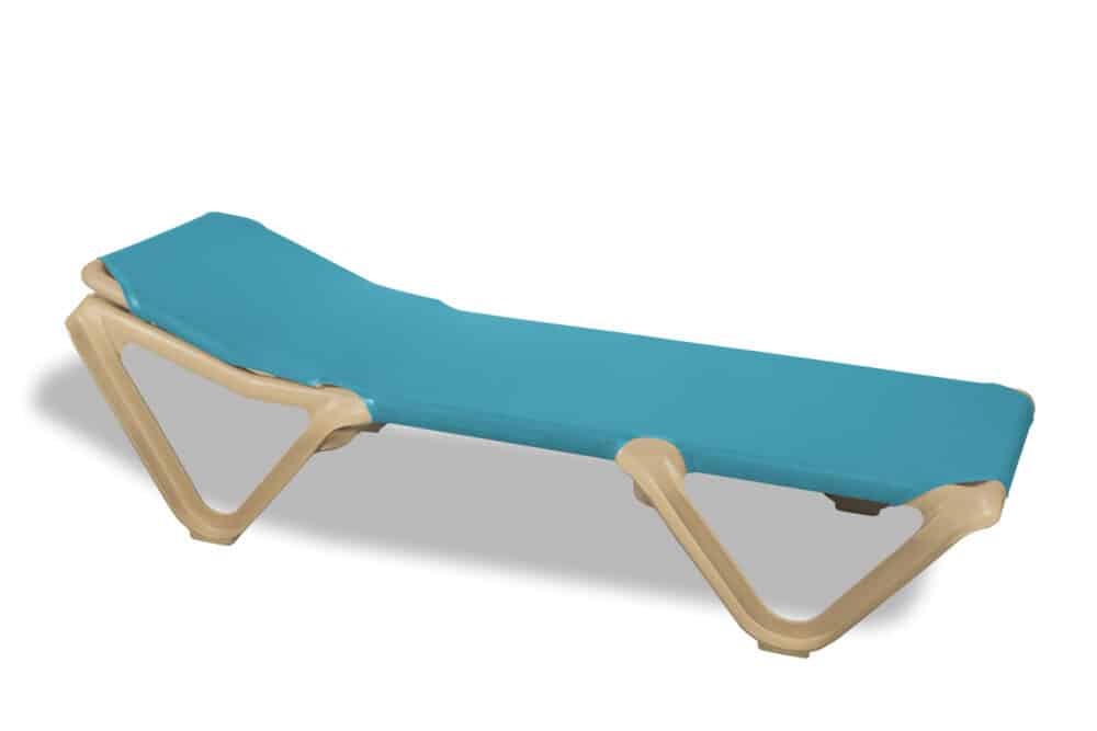 Beach sun lounger with sand-coloured structure and sky-blue fabric, ideal for outdoors and open-air rest areas