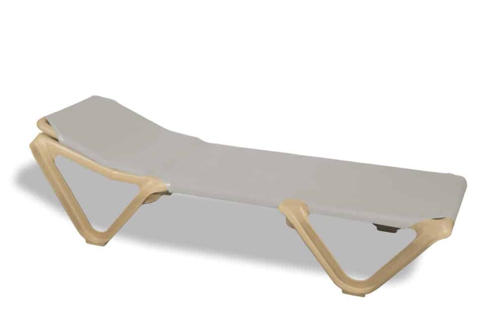Beach sun lounger with sand-coloured structure and ash-coloured fabric, ideal for outdoor areas and open-air rest areas