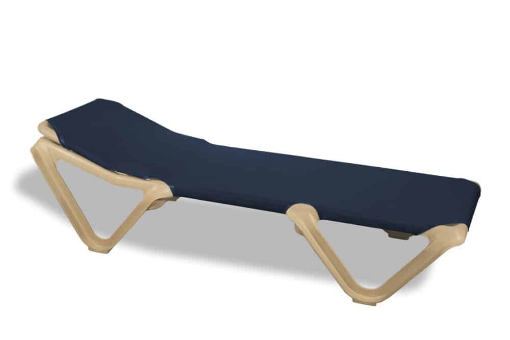 Beach sun lounger with sand-coloured structure and navy blue fabric, ideal for outdoor areas and open-air rest areas