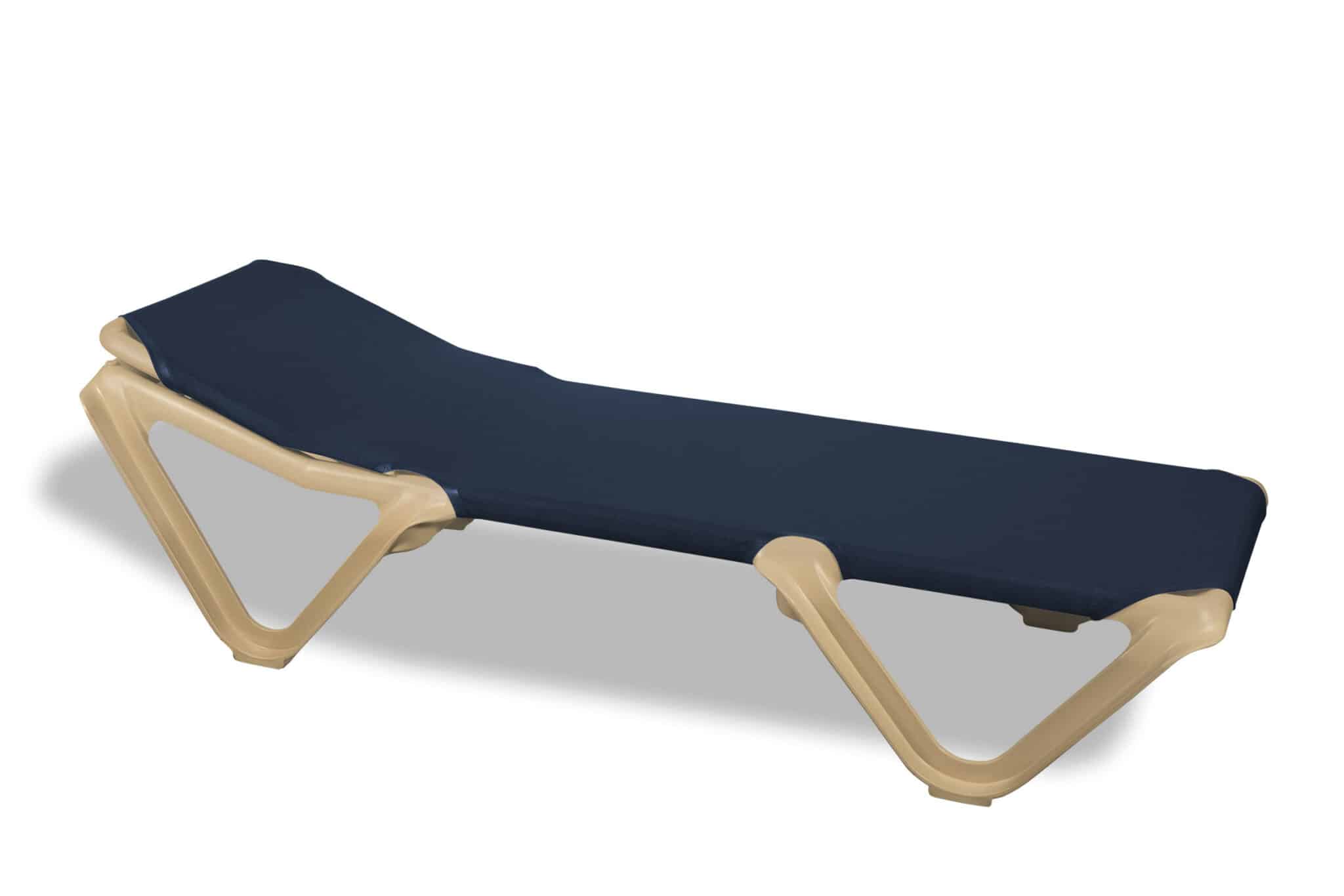 Transat de plage avec structure couleur sable et tissu bleu marine, idéale pour les espaces extérieurs et les zones de détente