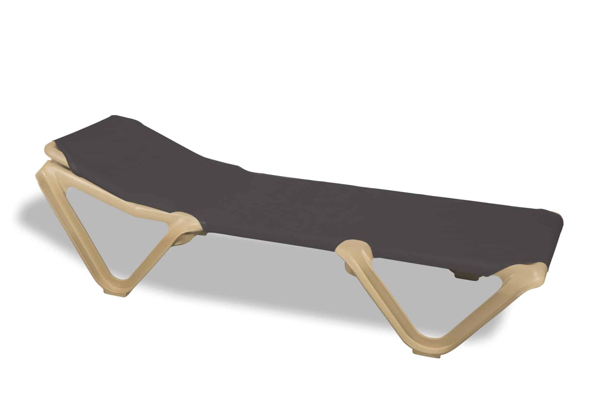 Transat de plage avec structure couleur sable et tissu gris foncé, idéal pour l'extérieur et les espaces de repos extérieurs