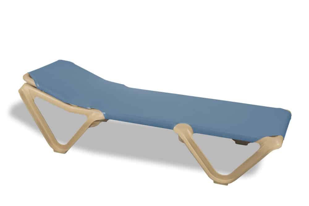 Beach sun lounger with sand-coloured structure and steel-blue fabric, ideal for outdoor areas and open-air rest areas